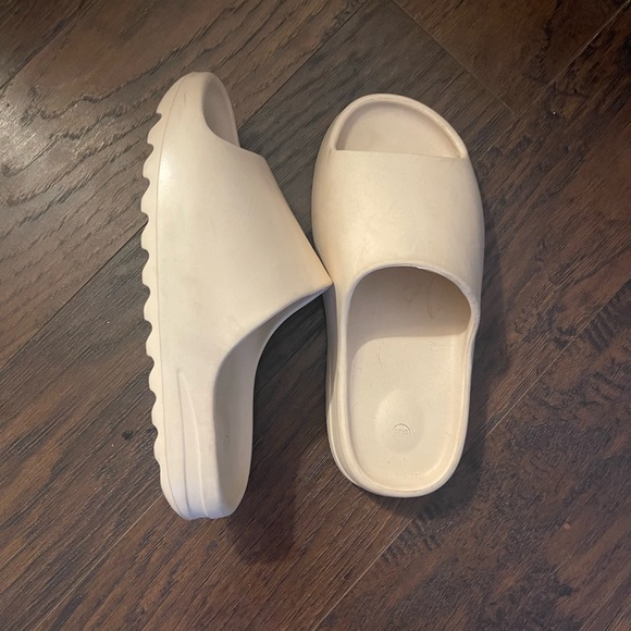 Pretty Little Thing slides - Picture 1 of 2